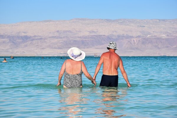 Holiday vaccination guide - couple in sea